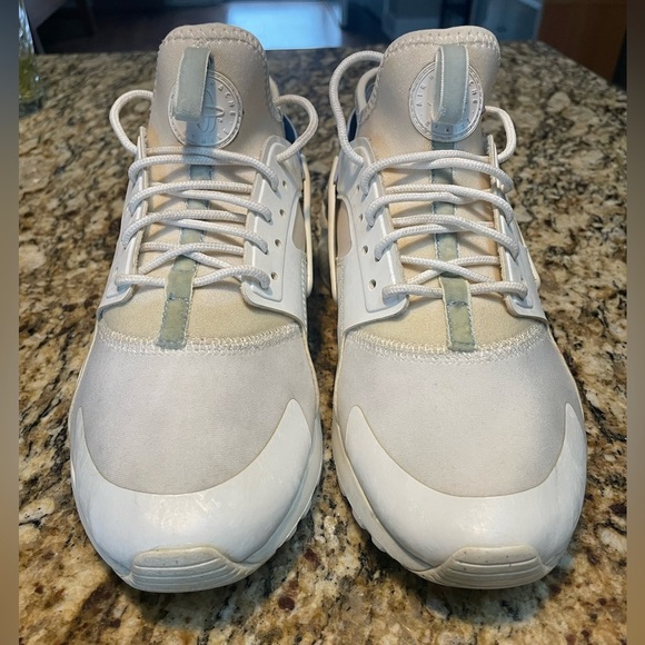 Women’s Nike Huaraches - Picture 2 of 13